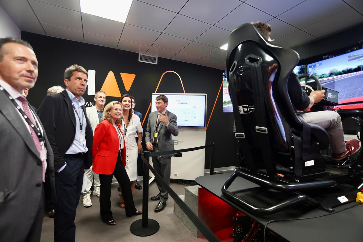 NadiaCalvino's tweet photo. Interesante visita al laboratorio de movilidad inteligente de @ibv_org, cofinanciado por @eib y @generalitat.

Impresiona ver el alto nivel tecnológico y el impacto de la innovación para una industria del automóvil competitiva, sostenible, inteligente ¡y cómoda para las personas! https://t.co/aw2NkwHvrv