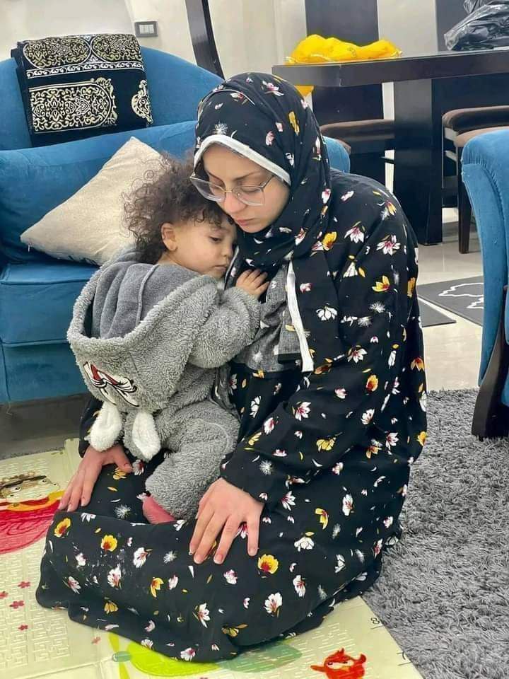 "انا لما اتجوز هقول لولادي دايماً اني بحبهم
وهاخدهم في حضني ديماً وكل مرُ هيداوي بحضني ليهم♥.:"