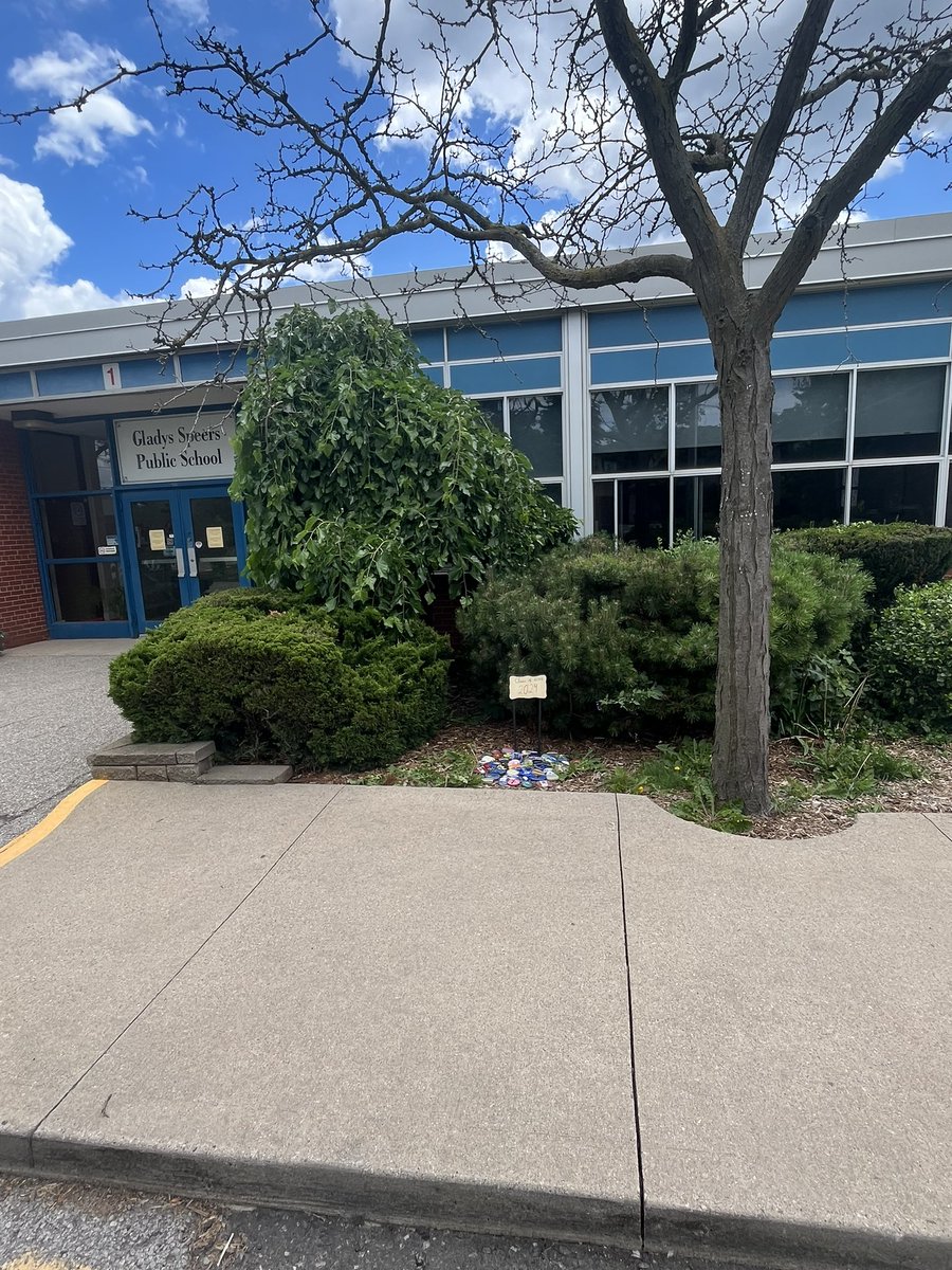 Graduating Grade 6s from @GS_Gators organized and created an artistic rock garden to continue on their legacy as they move on to amazing new opportunities and endeavours
<a href="/HaltonDSB/">HDSB</a> <a href="/grade6gators/">Mrs. Doggart</a>