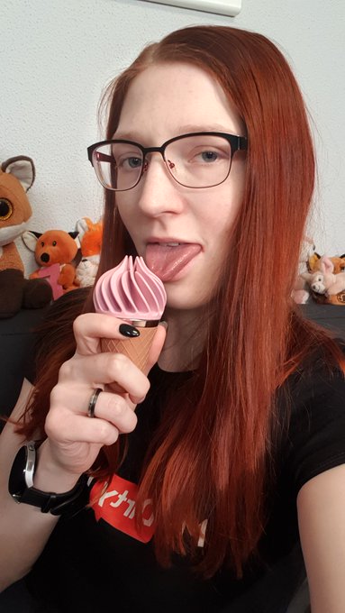 Fr&ouml;hlichen Donnerstag https://t.co/sSCZFlwt4c<a href="/tag/sunflowers"class="tags"><span>#sunflowers</span></a><a href="/tag/redheadbeauty"class="tags"><span>#redheadbeauty</span></a><a href="/tag/eroticinfluencer%20"class="tags"><span>#eroticinfluencer </span></a>