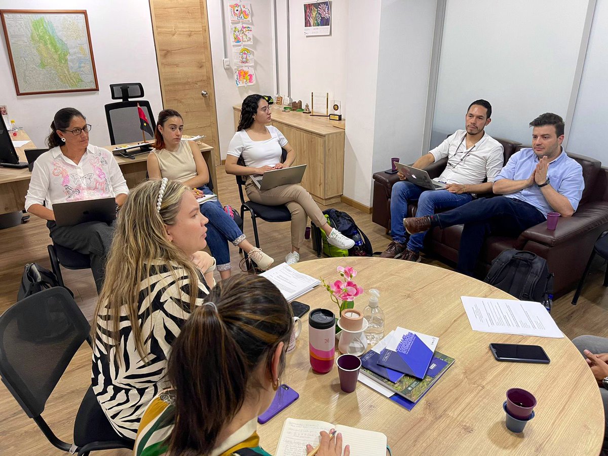 FIGRIExternado's tweet photo. 🇨🇴La Profesora @PaulaXRuizC con el equipo Capstone intermaestrías en reunión con la Secretaría de Fronteras y Cooperación de la Gobernación de Norte de Santander en Cúcuta. 
.
#capstone @FIGRIEscuelaRI @OrdonezGonzalo @UExternado https://t.co/p0SxeqWqeH