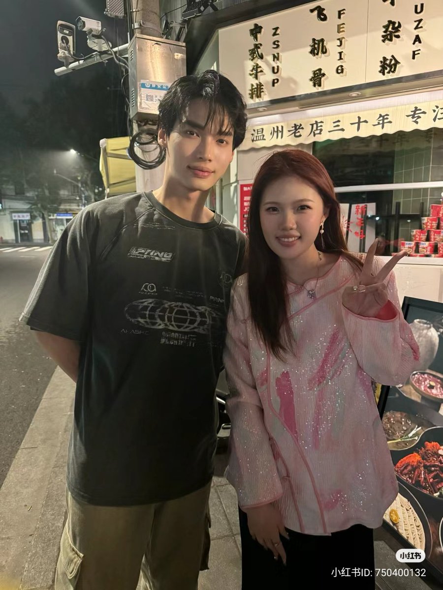 matcharoong's tweet photo. Same tshirt different vibes😭😂

P'Win.                           N'Win https://t.co/bnhAjLKOTA