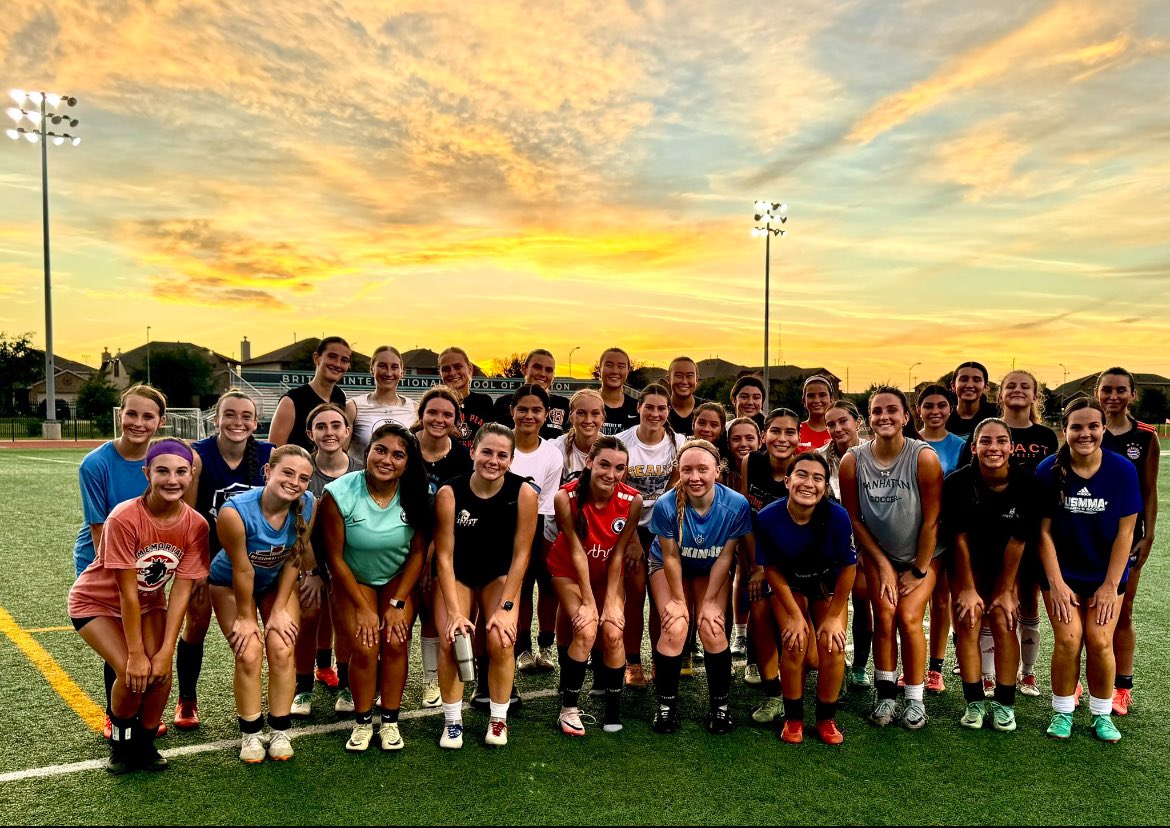 ArianaWeiss08's tweet photo. Amazing session last night by @TakiStewart_ from @USTWSoccer! I loved how the drills focused on technique in tight spaces! Thank you @CollegeSoccerID  and @CoachGusMota for another great training! https://t.co/KwSfFLjKWm