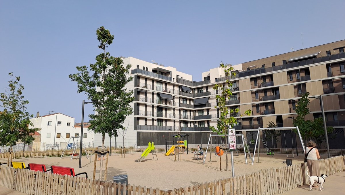 dina_sancho's tweet photo. @LHAjuntament son las 19.02  y como podéis comprobar en esta foto recién hecha,  las familias NO PODEMOS DISFRUTAR de los parques de L'H por falta de sombras. 
Otro verano más no se ha pensado en solucionar este grave problema.
¿Vais a hacer algo al respecto?
L'Hostil 😡 https://t.co/h0NJCkEhCn