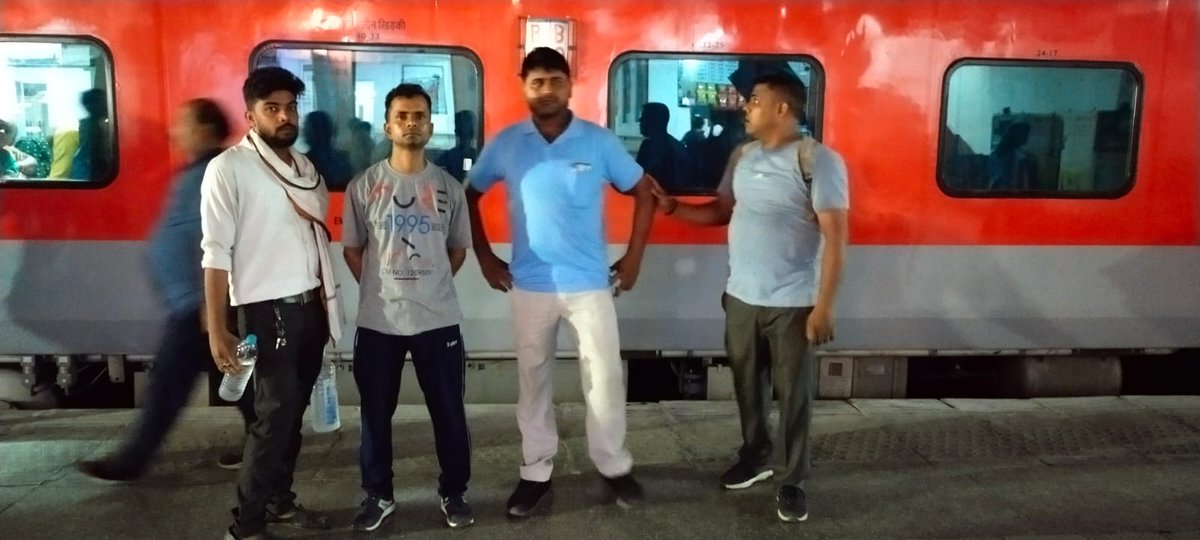 AIRAAAOFFICIAL's tweet photo. 𝐍𝐞𝐰 𝐃𝐞𝐥𝐡𝐢 𝐂𝐚𝐥𝐥𝐢𝐧𝐠 🤙
Our Apprentice Comrades are reaching New Delhi from every corner of India for an important meeting tomorrow. For further updates stay tuned to our social media.

@ShivaGopalMish1 @VineetK85020451 @AshwiniVaishnaw @RailMinIndia 
@HqNrmu https://t.co/z3wph4G38p
