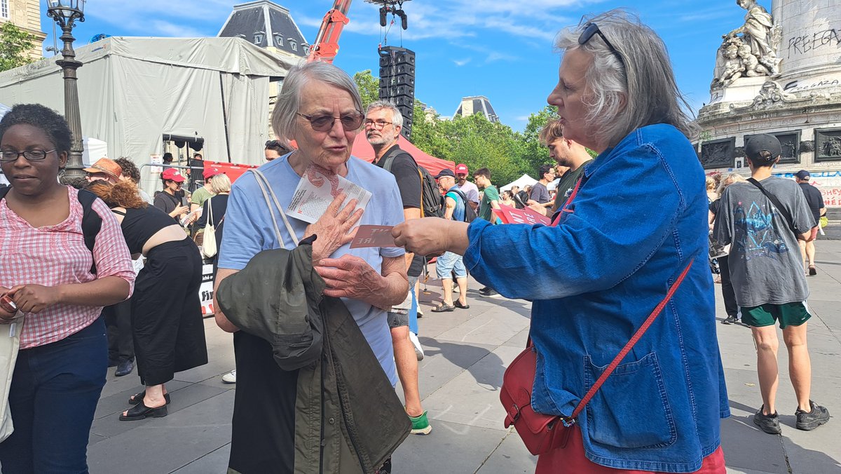 Militants et passants se croisent ici. L'association "Ne pas plier" distribue des tracts "Front populaire : utopistes debouts". Une passante refuse : "Je n'ai plus l'âge d'être utopiste".