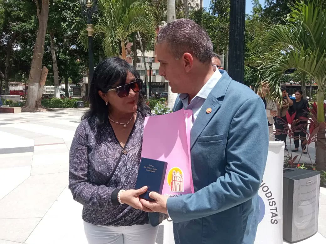 #27Junio|  En el marco del Día del Periodista, el alcalde Javier Oropeza entregó la Orden Capitán José Trinidad Samuel a la periodista recién fallecida, Aura Rosa Matheus.

Los actos programados por el Colegio Nacional de Periodistas seccional Lara.