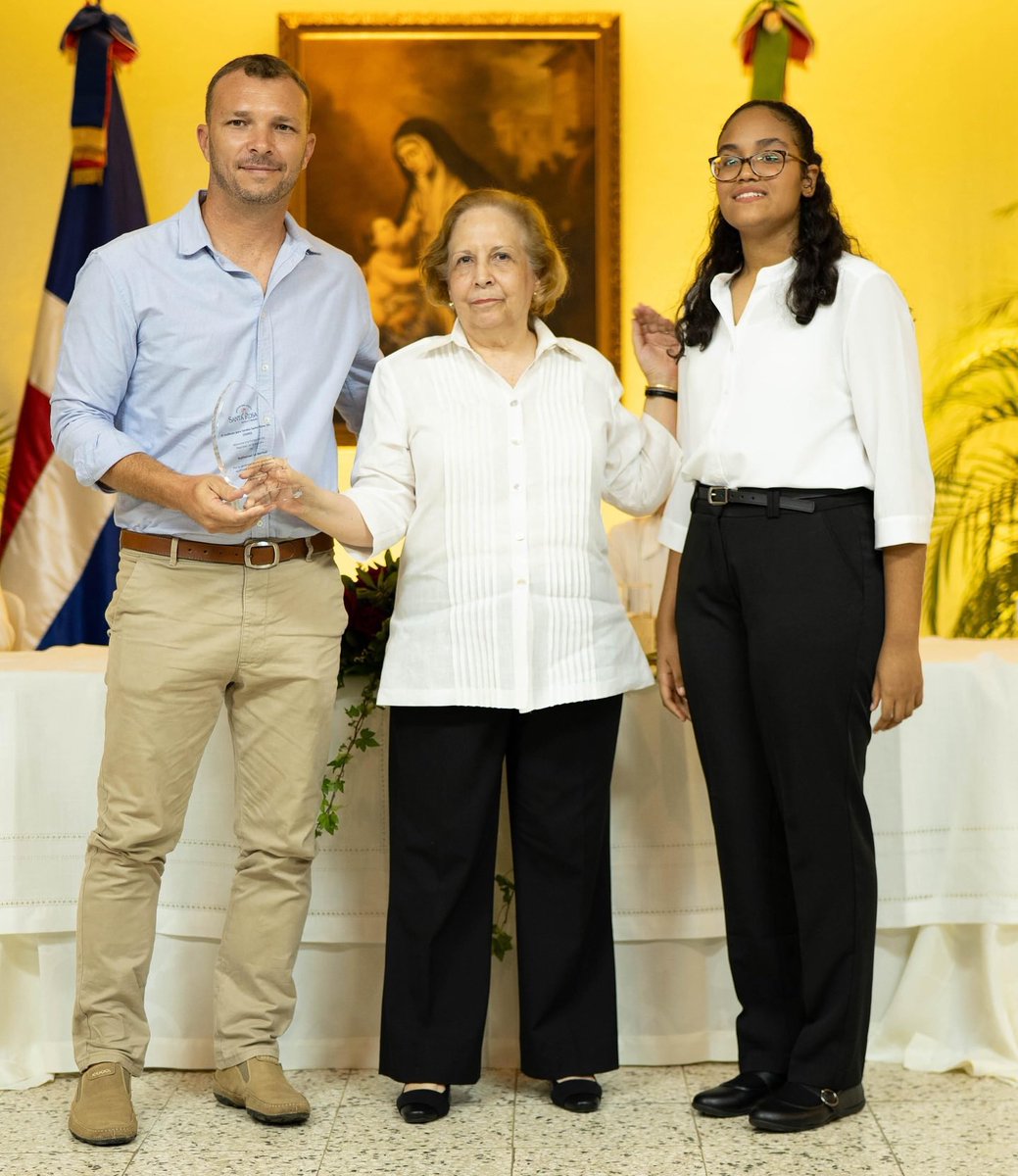 Hace algunos días nuestro presidente, Nathanael Le Herisse, participó en la presentación del libro “Instituto Santa Rosa 50 años, educación para sordos” 👏🏽 realizada por el Instituto para Sordos Santa Rosa 🌹 @institutosantarosa_rd 

📸 Fuente Externa 

#fundacionoirparavivir