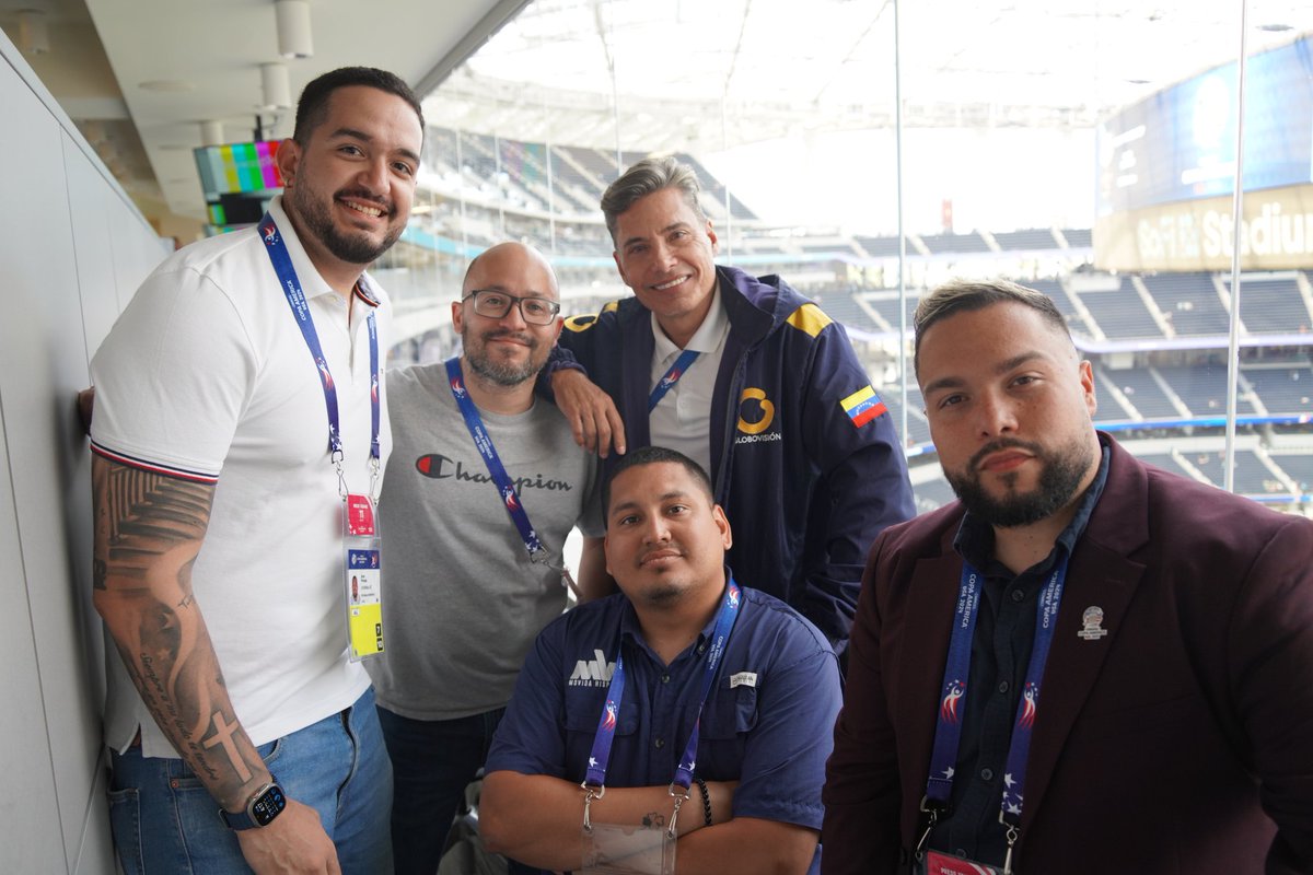 Noelia Belén Izarza 🇻🇪🇺🇸 (@myteks) on Twitter photo Estos son los comunicadores sociales que viajan desde los sitios más recónditos del planeta para llevar a sus hogares la pasión de nuestra <a href="/SeleVinotinto/">La Vinotinto</a> 🇻🇪. ¡Sigan sus redes sociales! 😍😍
@pirulo09 @piroramis @josepinedadeportes acompañados de la leyenda @tonycarrascoc
📸 Estos son los comunicadores sociales que viajan desde los sitios más recónditos del planeta para llevar a sus hogares la pasión de nuestra <a href="/SeleVinotinto/">La Vinotinto</a> 🇻🇪. ¡Sigan sus redes sociales! 😍😍
@pirulo09 @piroramis @josepinedadeportes acompañados de la leyenda @tonycarrascoc
📸