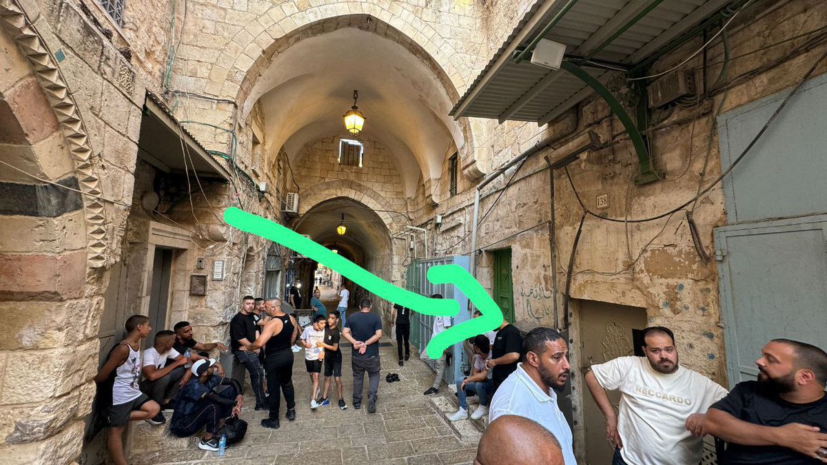 AbuAliEnglishB1's tweet photo. Following the clip from earlier 👆, Palestinian channels are reporting: 
"The Jews took over a house (in a strategic location - AA) near Bab a-Silsila (the "Chain Gate", which is one of the gates of the #Temple_Mount - AA)." https://t.co/YjHe2BgsB2
