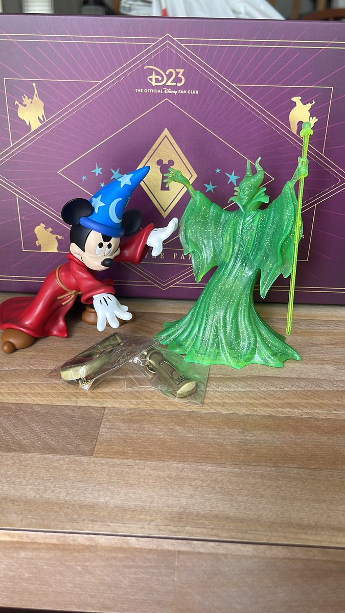 DisneyKeeper55's tweet photo. @DisneyDan Really not sure how I feel about getting the “rare glitter variant”….. just feels like someone ran out of time to color/paint it. https://t.co/6sc1Zd0ApK