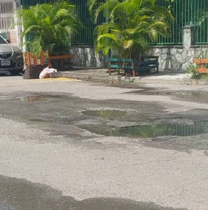 LaCaliforniaSu1's tweet photo. URGE PRESENCIA DE CUADRILLA DE @HidroCapital2 EN LA CALLE BELGRADO DE LA CALIFORNIA SUR, EL PAVIMENTO SE ESTÁ HUNDIENDO Y LAS AGUAS NEGRAS INVADIERON LA CALLE CREANDO UN FOCO DE CONTAMINACIÓN, MALOS OLORES Y RIESGO DE SALUD A LOS HABITANTES ! #SOS @imapsas @lAlcaldiasucre https://t.co/4BqWfkBWrC
