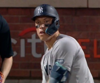 Cbet_latam's tweet image. ¡Aaron Judge ha llegado a 30 jonrones, igualando el ritmo que llevaba en 2022. 

🚀 No hay quien lo pare en el diamante.

#MLB #AaronJudge #Jonrones