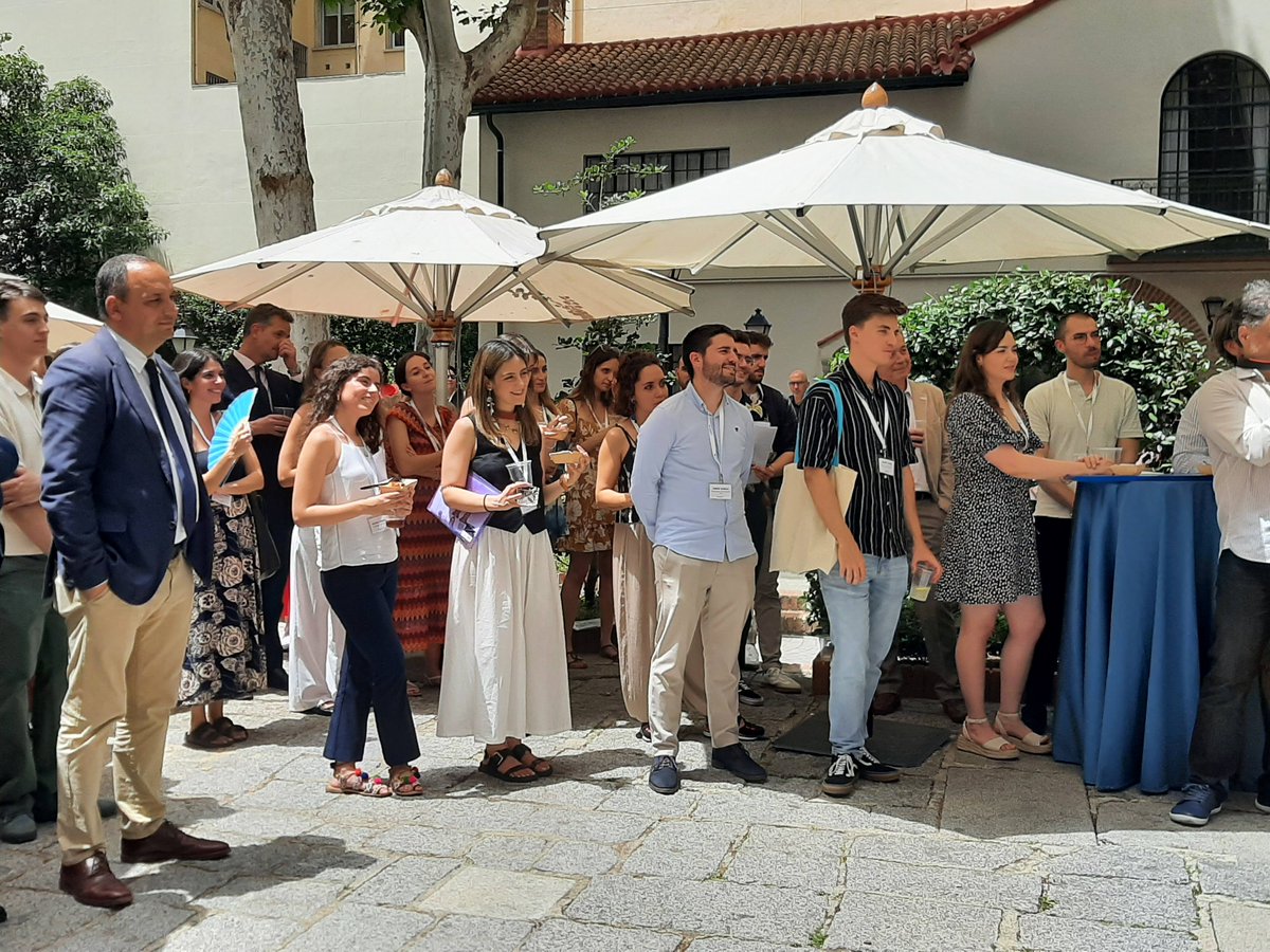 Jornadas de orientación para #Fulbrighters españoles.
Ayer comenzamos los tres días intensos de orientación para los 53 becarios antes de viajar a EE.UU.: mucha información, consejos de exbecarios, visados y barbacoa en <a href="/USembassyMadrid/">U.S. Embassy Madrid 🇺🇸🇪🇸</a> 
<a href="/FulbrightSpain/">Fulbright  España</a> 
@masqueunabeca