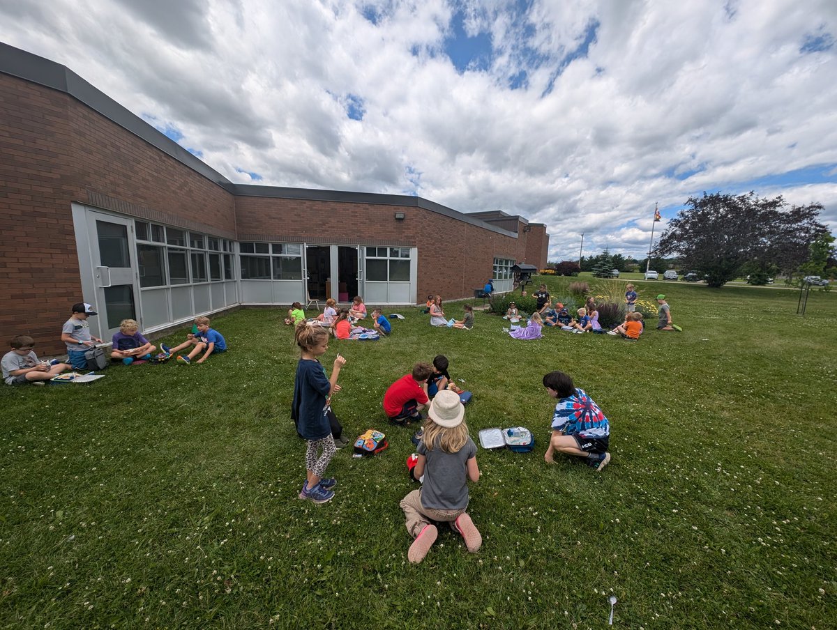 MrsBaumlClass's tweet photo. Last snack of this school year, we had a picnic. https://t.co/B7SUrZwwbG