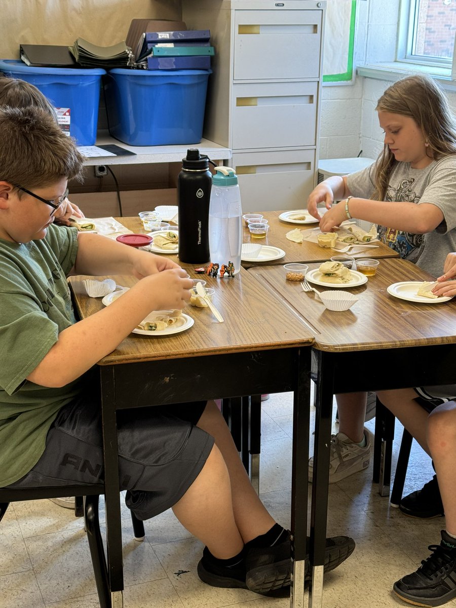 Kaylyn_Adams10's tweet photo. Exploring healthy snack options and making healthy look “delicious” !!!
@StJoesActon @HCDSB https://t.co/aY4wcxM7QS