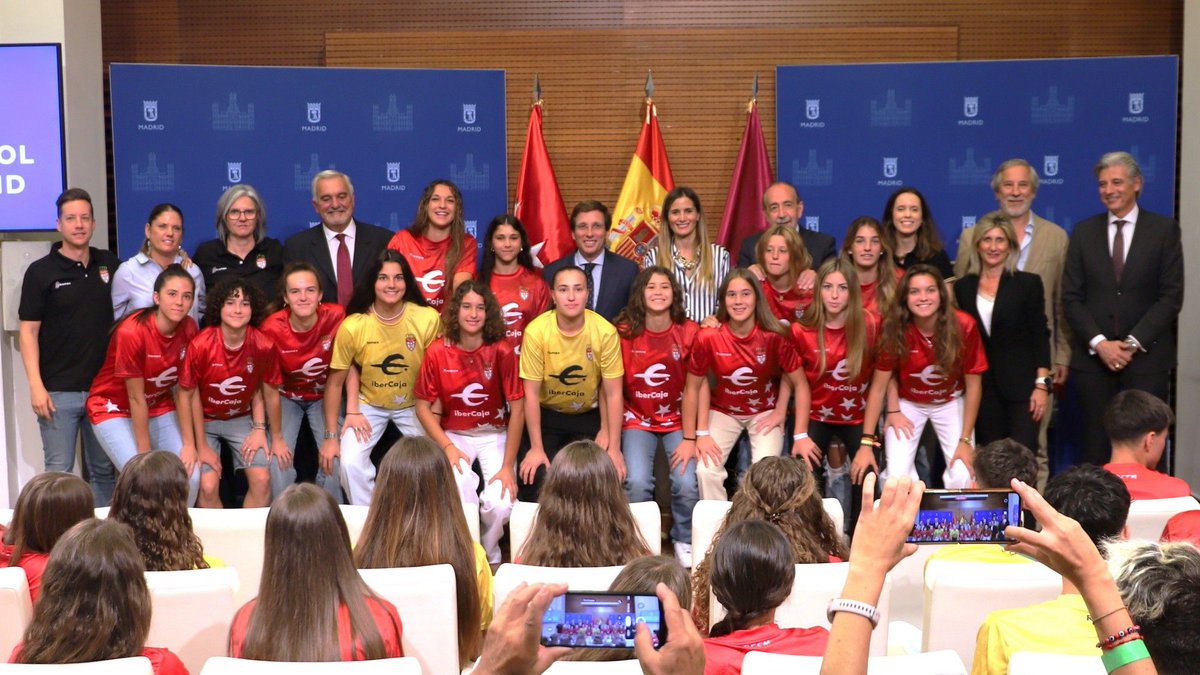 boromir16's tweet photo. 7 🌟  en el Ayuntamiento de Madrid🏆
@AtletiAcademia @AtletiFemenino @Atleti 
@nikefootball @RFFM_oficial @rfef @SEFutbolFem @Ocotalent @trenerlobo @driblingmadrid #Atleti @SEFutbolFem #SeFutbolFem #tacticalprosoccer https://t.co/cRNfFYJURr