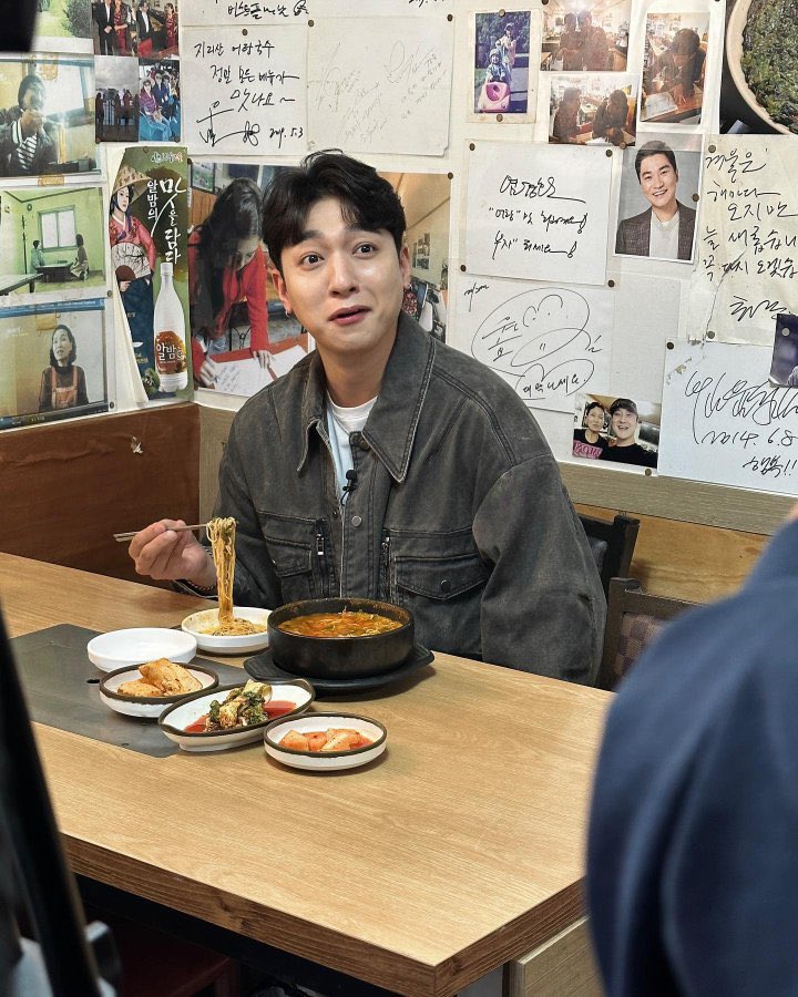 종강파티 새벽까지 달리고 n차로 해장하러 왔는데 문열고 해장국 냄새 맡자마자 오바이트하는 나를 보는 과대오빠