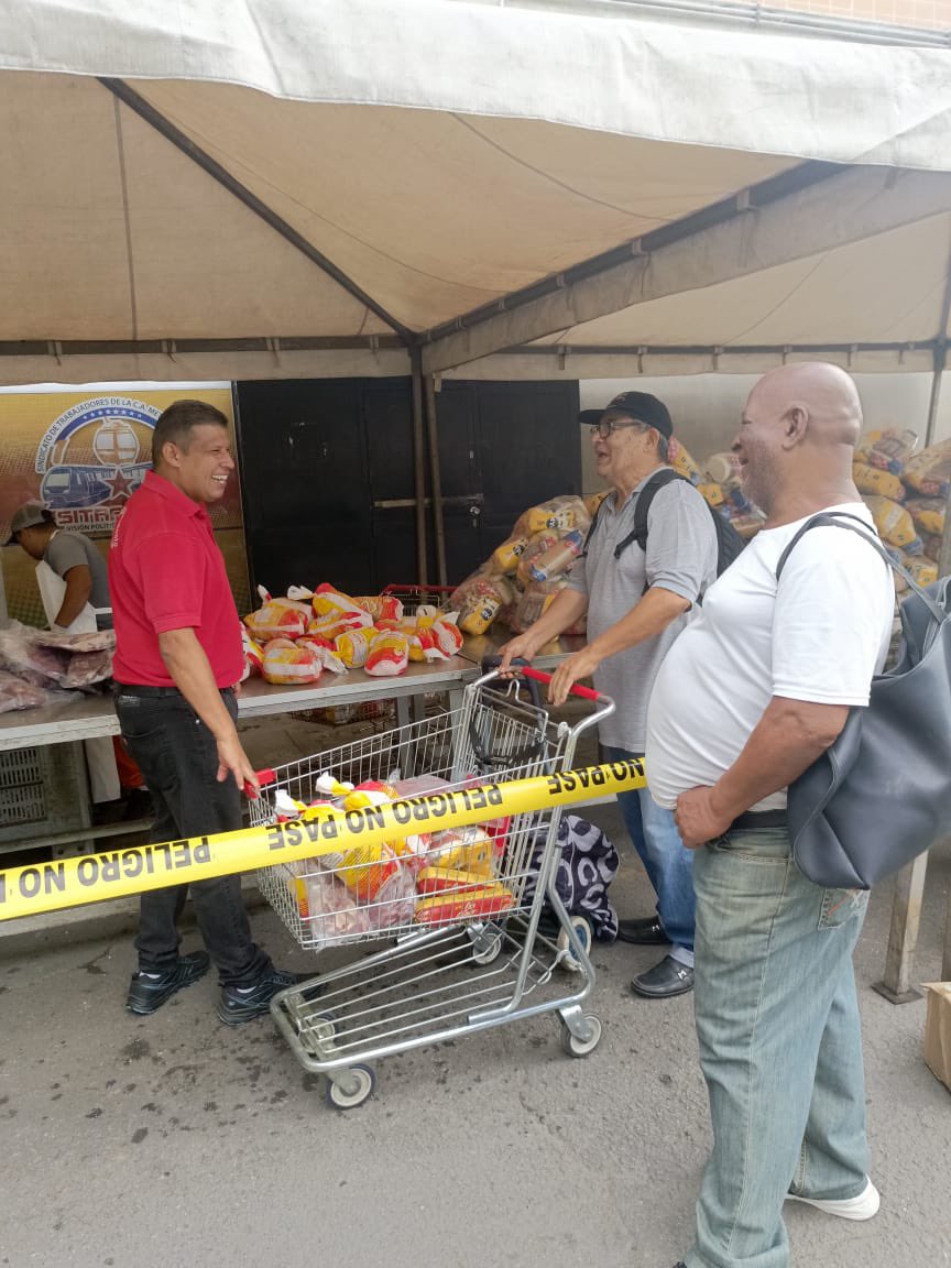 EdisonB25's tweet photo. ✊🏼Gracias a nuestro pdte Obrero @NicolasMaduro; hoy arrancamos la jornada de alimentación para mis hermanos (as) trabajadores activos y Jubilados en la entrega de combos alimenticios. https://t.co/NA0hGL1NIp