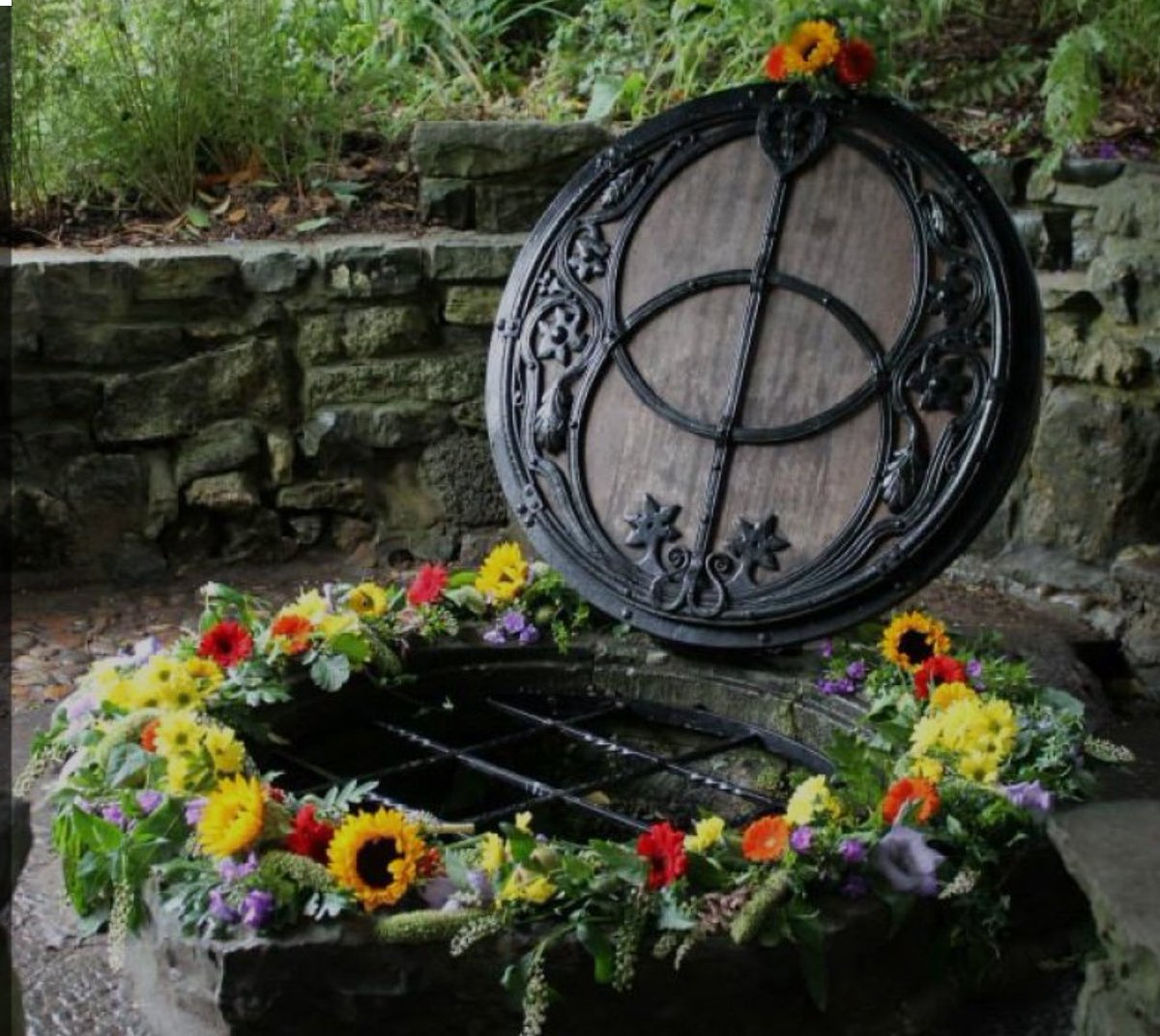 Glastonbury, a hub of magical tourism, enchants visitors with its rich blend of Arthurian legend and spiritual heritage. Key sites like Glastonbury Tor and the Chalice Well offer mystical experiences, attracting pilgrims and seekers of ancient magic from around the world. #magic