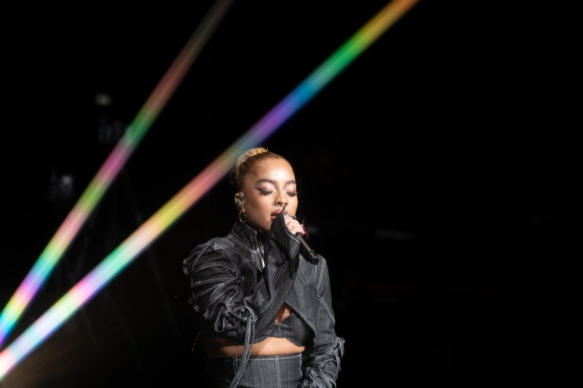 KianaLede's tweet photo. Imma put ”can smile while singin” on my resume ✨ #TheMagicHourTour https://t.co/ubpXfywj9G