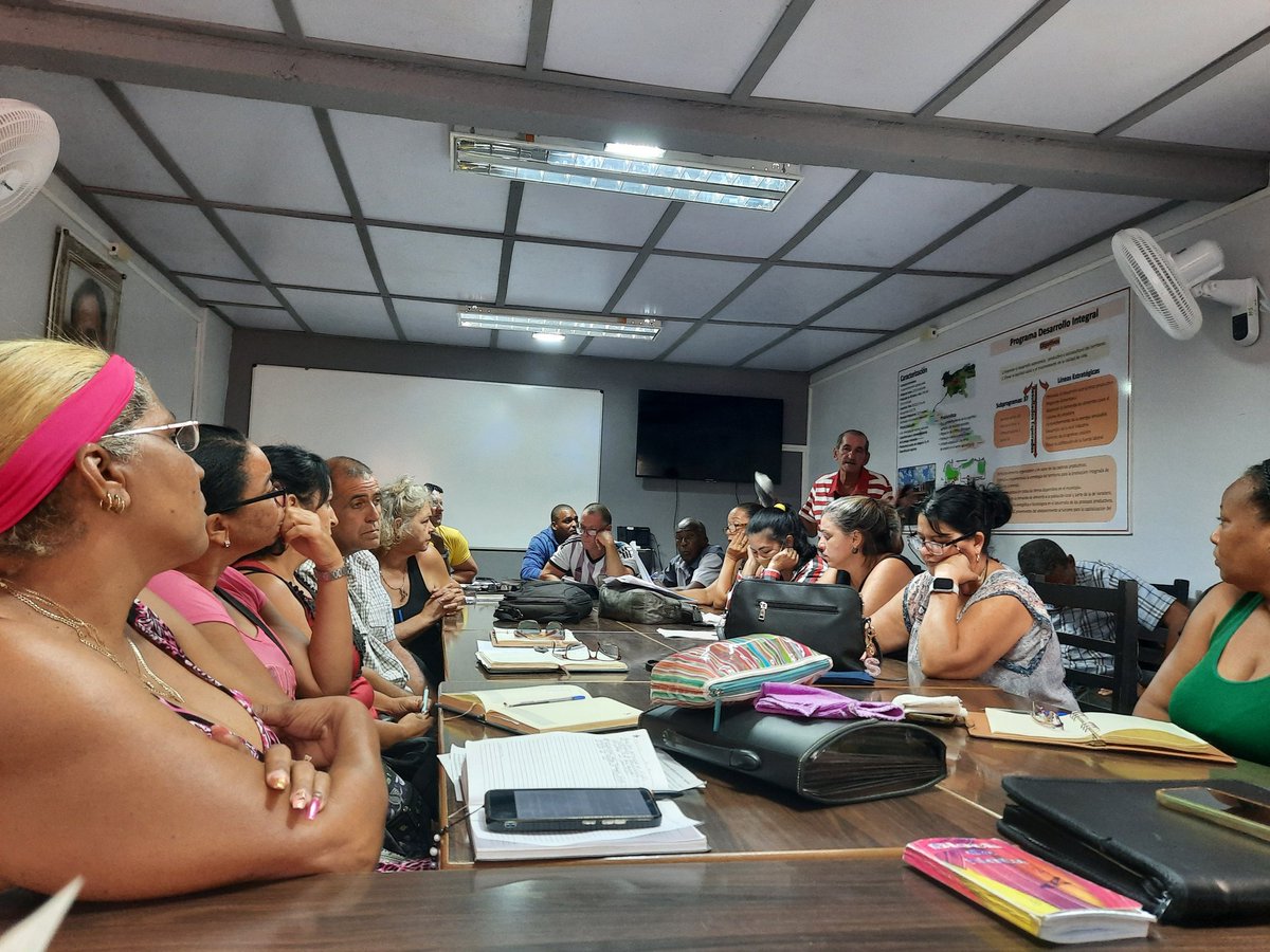 👉 Ahora en el CAM del municipio Martí,  participamos en el debate de la rendición de cuenta de la Empresa del Comercio 🥚y la Gastronomía, 🌮🍲 el funcionamiento de los grupos de prevención y asistencia social con fuertes acciones a realizar en la economía. #MatancerasEnVictoria
