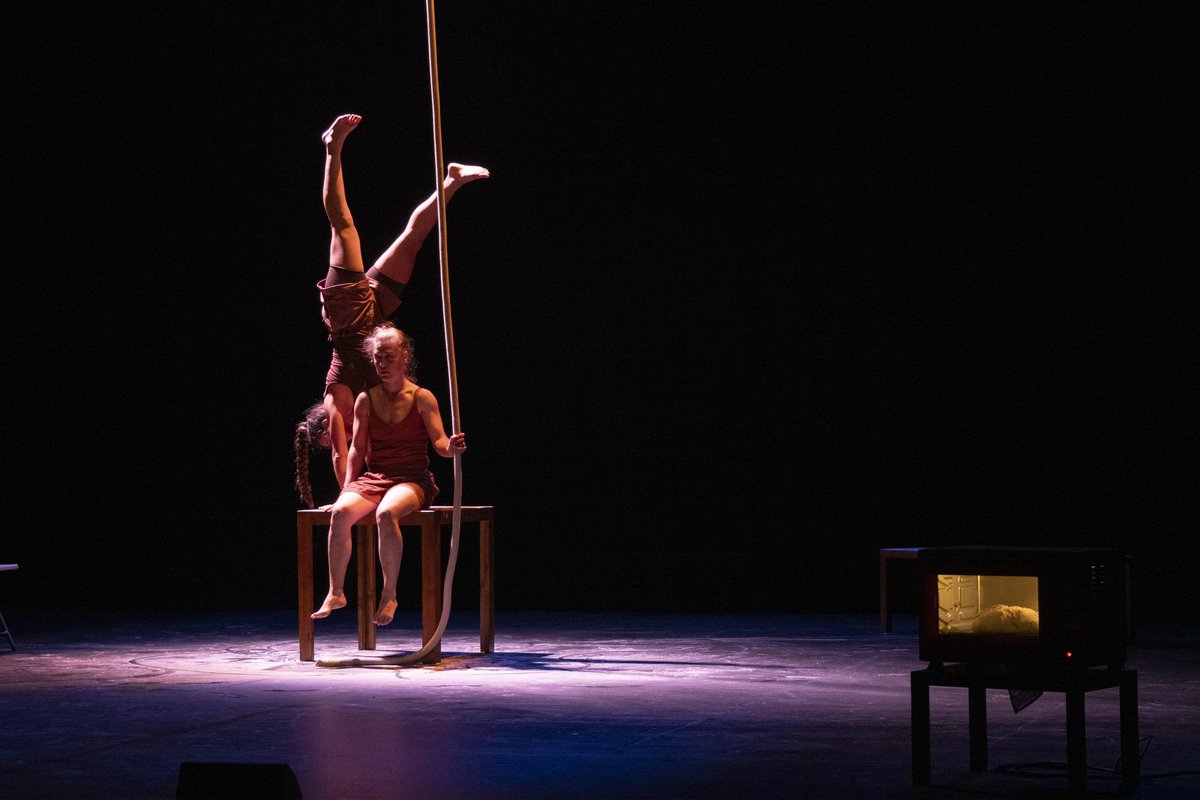 ¿Es el destino de las personas nacer, reproducirse (o no) y envejecer hasta morir? 🧐 

👉🏼 Recuerdo de Masa Madre, de Cía. Caí. 

#Contorsions2024 #festivaldecirco #circo #Valencia