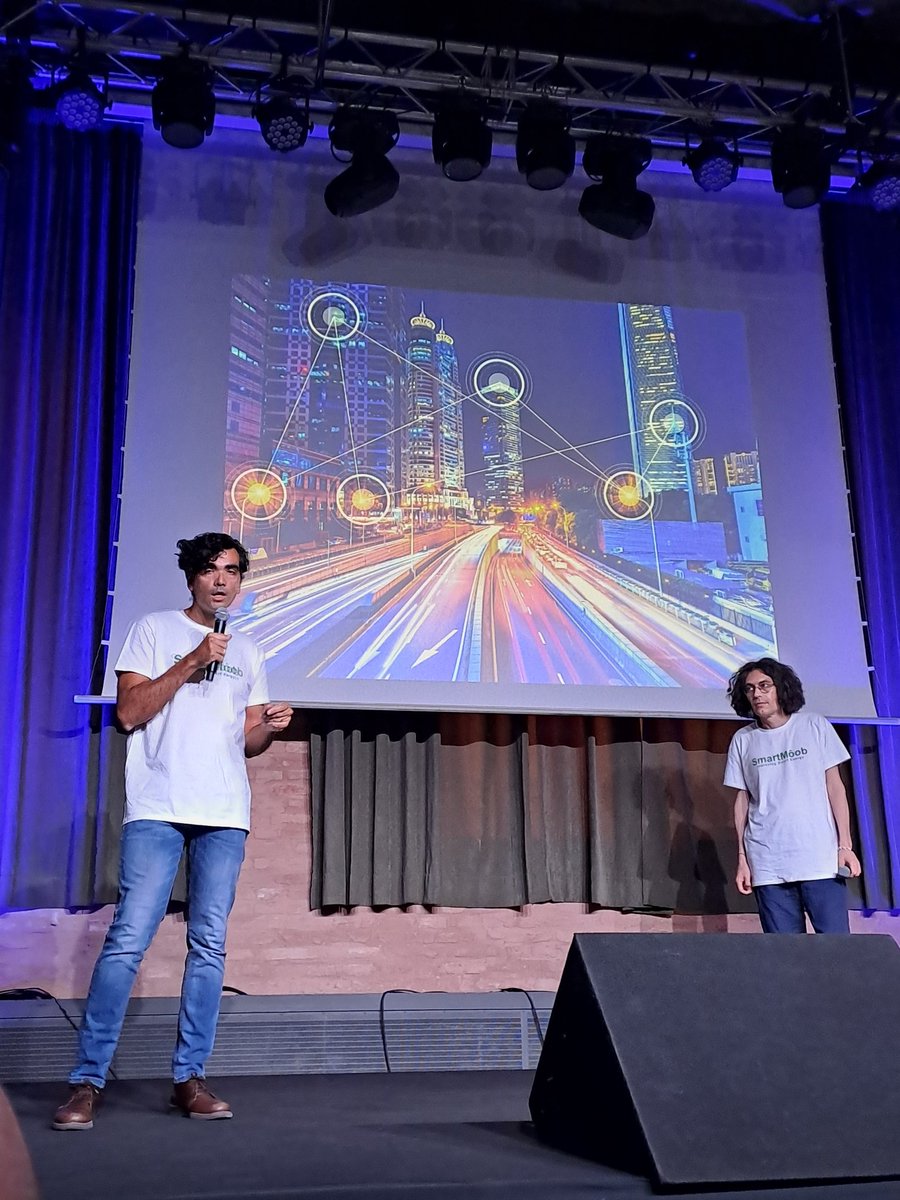 🎤 Doro Rodríguez, estudiant del grau d'Administració i Direcció d'Empreses, i Rômulo Batista, enginyer informàtic presenten SMARTMOOB

 🚘🌏 Una plataforma de gestió integral basada en el núvol (SaaS) per estacions de càrrega elèctrica 

 #SpinUOC #HubbikUOC #entrepeneurship