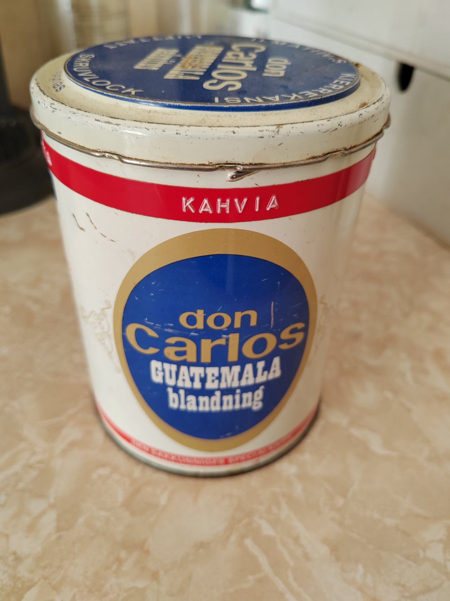 Kaikkea sitä varaston uumenista löytyy.
Ellen väärin muista niin tuo oli mummovainaan hyllyssä kun olin pikkupoika.
Täytyy pesun jälkeen laittaa keittiöön koristeeksi/muistoksi.