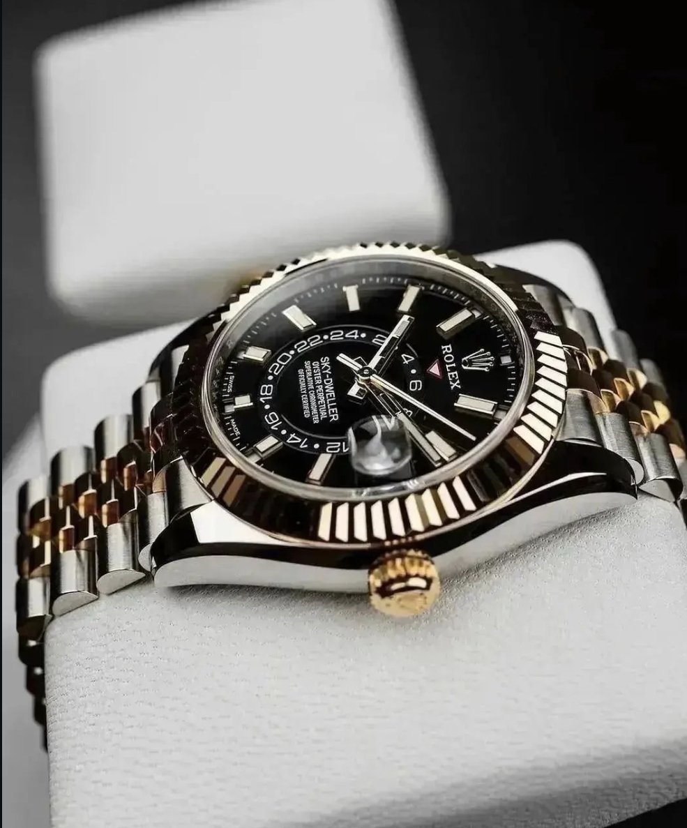 GlobalWatchClub's tweet photo. Two Tone Skydweller on the Jubilee ✨️ https://t.co/7HSDDyhDo5