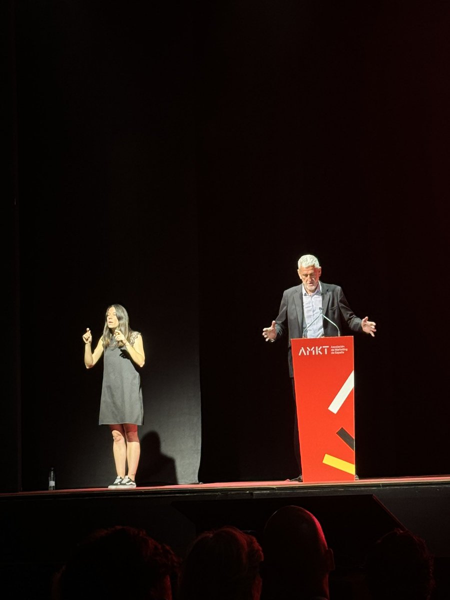AMKT_es's tweet photo. 🤝«Gracias a nuestro socio @ILUNION, nuestro gran evento es cada vez más accesible. Por ello, este año contamos con una persona que nos asiste en lenguaje de signos.»

Juanma López Iturriaga (@Palomero14). 

#PremiosAMKT | @HavasMediaGroup | @Kyndryl | @MediaplusEqu | @TBWA_es https://t.co/lFcRqunxvH