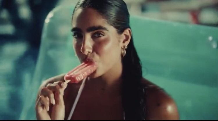 Isabella Ladera es una muestra más de que por números y por seguir monetizando se puede hacer cualquier cosa. Su carrera como influencer ha despegado por ser una robamaridos. Sea cierto o no, a ella no le importa mostrarse como tal, o como decimos ahora: "Es por marketing"