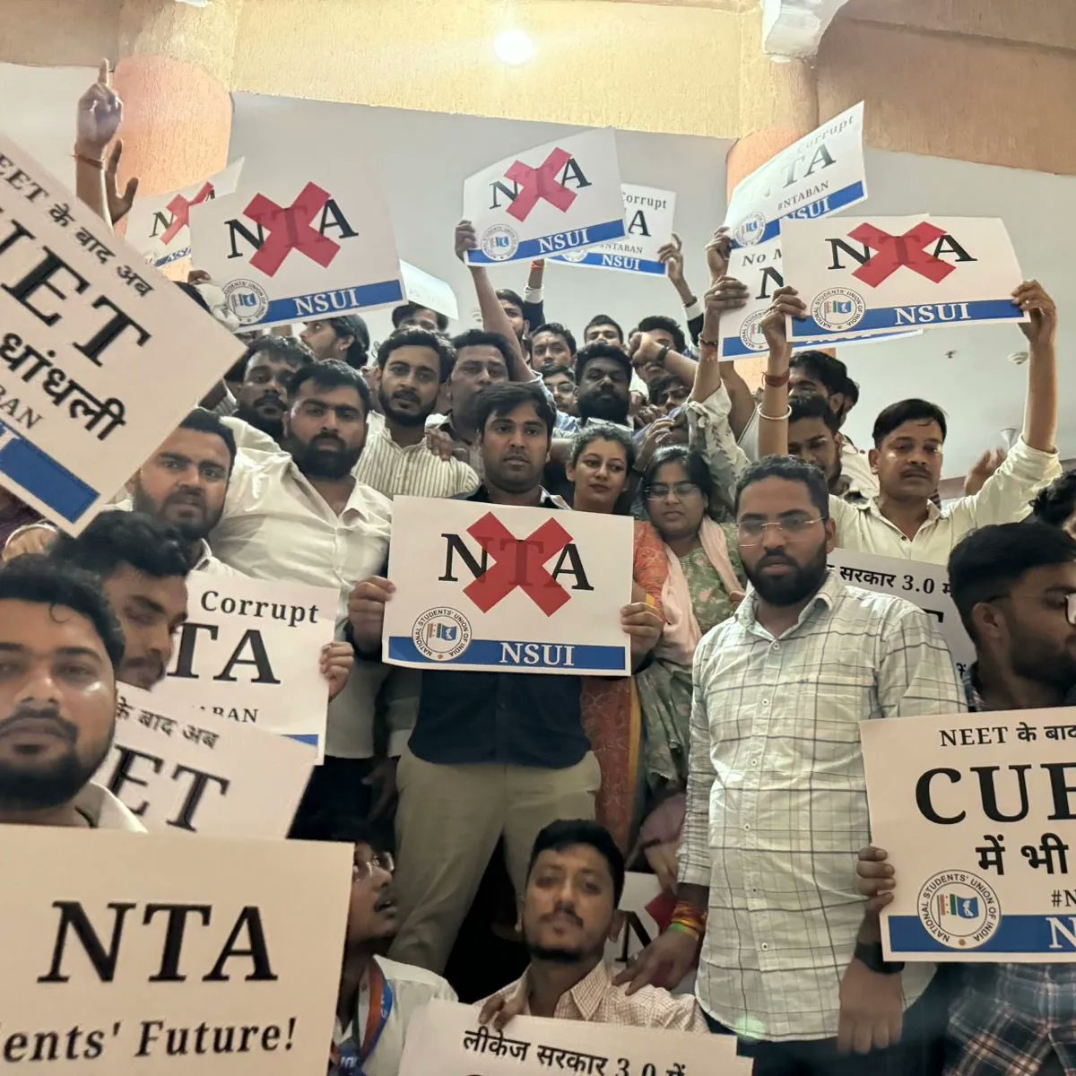 NSUIUP_EAST's tweet photo. सरकार को भ्रष्ट NTA को BAN करके दफ़्तर में ताला मारना चाहिए था। NEET, NET, CUET समेत सभी परीक्षाओं में NTA ने भयंकर गड़बड़ी की। 

जो काम शिक्षा मंत्री को करना था वो NSUI कर रही है। राष्ट्रीयअध्यक्ष @varunchoudhary2 और NSUI साथियों ने SCAM संस्था NTA पर ताला लगाया।

#NTABan https://t.co/0ZUOQbFciJ