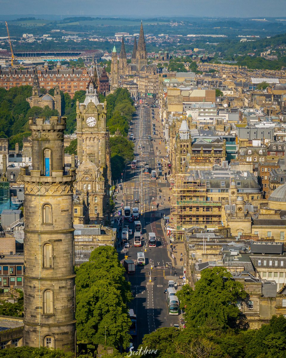 scotdrone's tweet image. Looking west straight along Princes Street in Edinburgh 😊🏴󠁧󠁢󠁳󠁣󠁴󠁿 #edinburgh #visitedinburgh #scotland #visitscotland #scottish