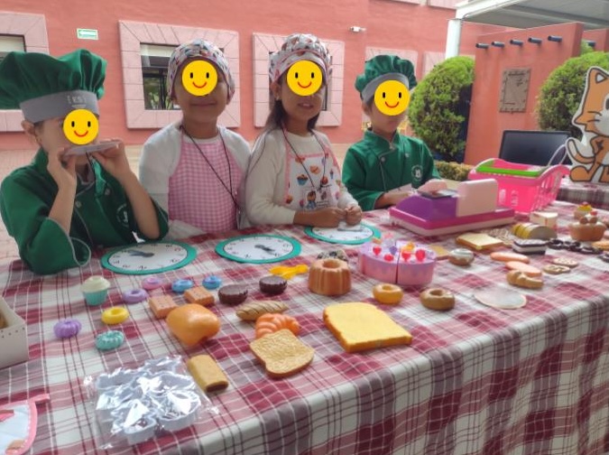 clauperfecto's tweet image. Cerrando nuestro proyecto del supermarket ! Las niñas de 1º grado, crearon su mercado presentaron los productos en inglés, hicieron cálculos en matemáticas y diseñaron y programaron su primera app en #scratchJr para vender! 😺 #codingisfun #aprendizajesignificativo