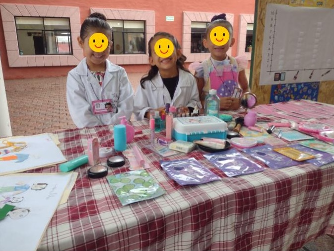 clauperfecto's tweet image. Cerrando nuestro proyecto del supermarket ! Las niñas de 1º grado, crearon su mercado presentaron los productos en inglés, hicieron cálculos en matemáticas y diseñaron y programaron su primera app en #scratchJr para vender! 😺 #codingisfun #aprendizajesignificativo