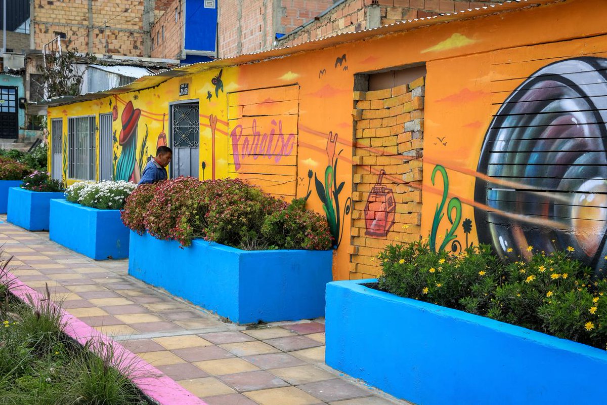 Bogota_Turismo's tweet photo. @AnSANTAMARIA @CarlosFGalan @Bogota @DesarrolloBta @SEGITTUR @carlosromerodex @enriquemmarin @ALCBolivar @minturgob Visitamos la calle del color con @bogotacolors, conociendo la historia de la localidad a través de muestras de arte urbano. Cada mural y grafiti cuentan una historia y guardan el talento y magia del turismo comunitario de la comunidad🎨

¡Es una experiencia cultural increíble!🤩 https://t.co/jCeVx8ZxdS