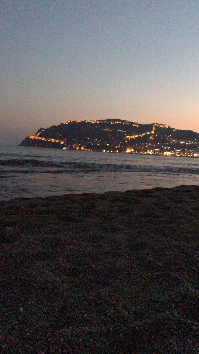 Arka fonda Sezen Aksu çalıyor