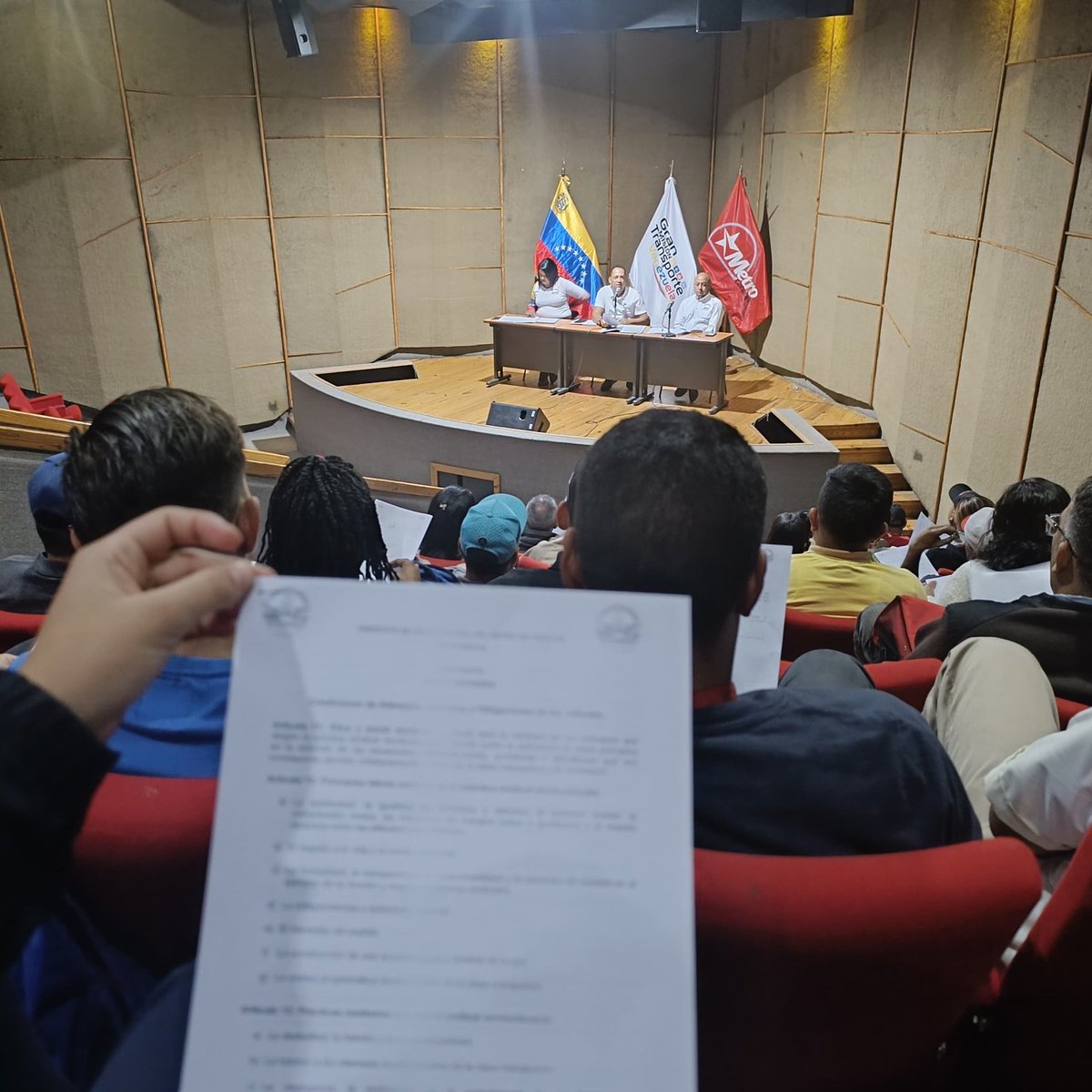 SitramecaB25's tweet photo. ✊🏻📜 En cumplimiento con la Cláusula 84 Delegados Sindicales, de la XII Convención Colectiva Vigente, seguimos activando a nuestros hermanos de clase, que se suman a SITRAMECA, para  defender los derechos y equilibrar las relaciones laborales, desde su área de trabajo 💪🚇 https://t.co/b9AFv7Qafo