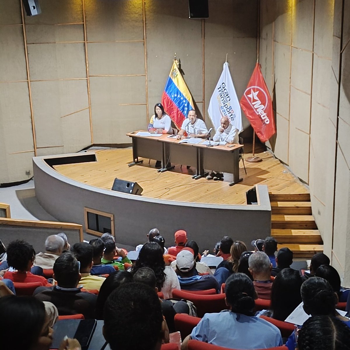SitramecaB25's tweet photo. ✊🏻📜 En cumplimiento con la Cláusula 84 Delegados Sindicales, de la XII Convención Colectiva Vigente, seguimos activando a nuestros hermanos de clase, que se suman a SITRAMECA, para  defender los derechos y equilibrar las relaciones laborales, desde su área de trabajo 💪🚇 https://t.co/b9AFv7Qafo
