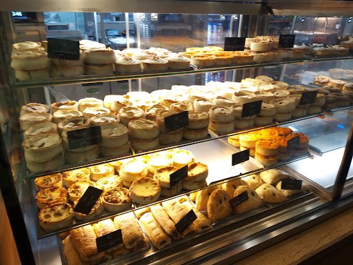 For anyone interested, I’ll be on BBC Radio 4 Friday morning 11am on the Food Programme talking aboot the city’s great obsession wi pehs with <a href="/robbiejourno/">Robbie Armstrong</a> and Jonathon from the world famous Clarkie’s Bakery in Dundee. 😃🏴󠁧󠁢󠁳󠁣󠁴󠁿🥮

@bbcfoodprog <a href="/leylakazim/">Leyla Kazim</a>