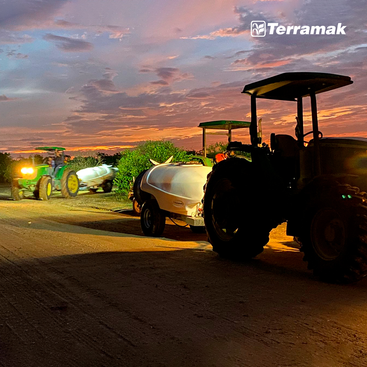 TERRAMAKMX's tweet photo. Entrega técnica de Aspersora A2000 para Huerta de Limón en Tabasco, México 🚜👨‍🌾

✅ Ideal para la aplicación efectiva de agroquímicos líquidos atomizados en todo tipo de huertos, viñedos y cualquier tipo de árboles hilerados.

Cotiza al 📱81.2320.5200 👉 https://t.co/upZBZ5dWUC https://t.co/kcjQLuzOuW