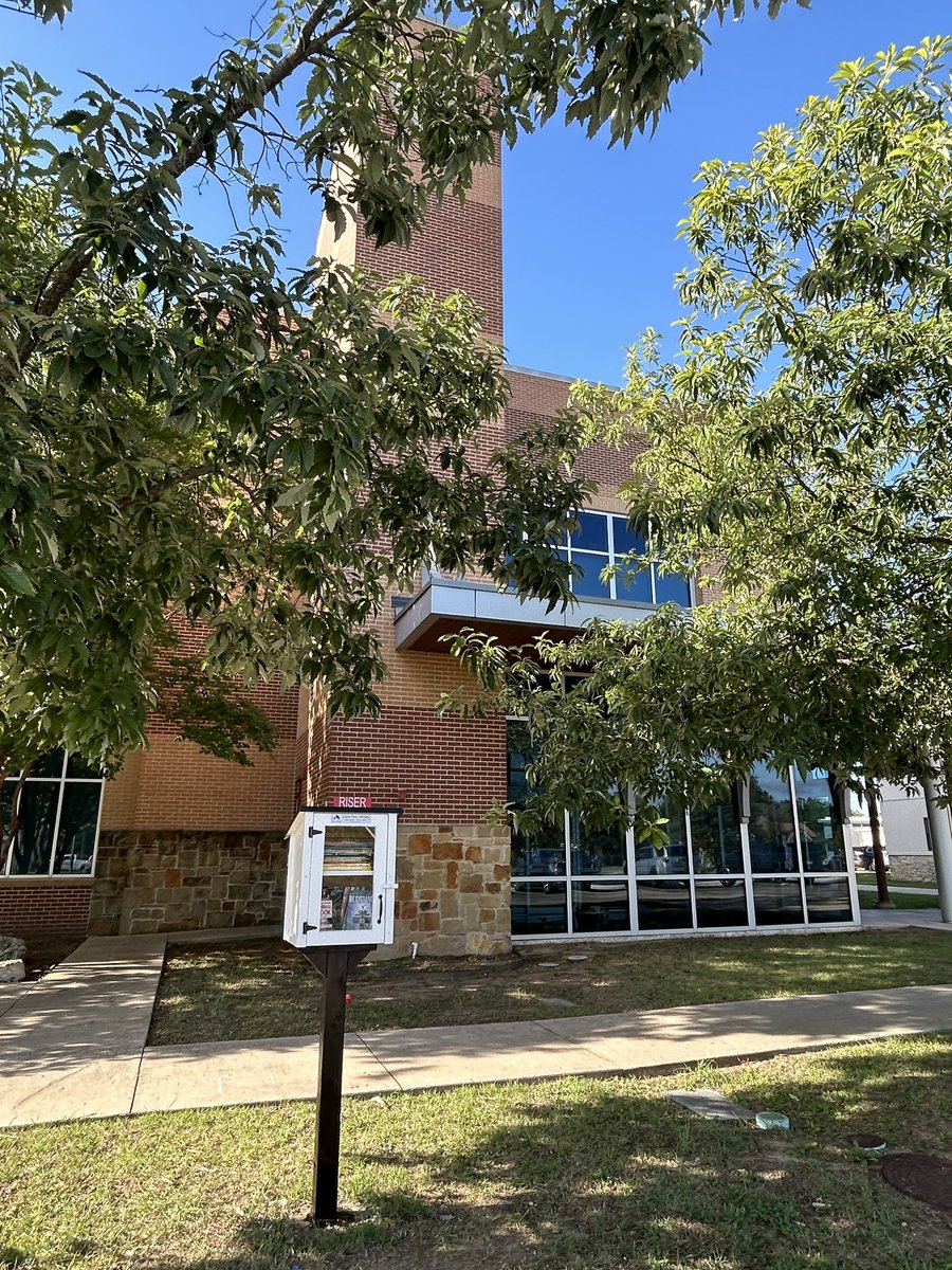 LeanderISD_Lib's tweet photo. The #1LISD Admin building has a #LittleFreeLibrary out front filled with books for readers to take!

Thank you @LEEF_TX for the grant funds to get this library &amp; 12+ other libraries installed across Leander ISD #leanderisdlib #NoPlaceLikeLISD https://t.co/wZ5mofmnDq
