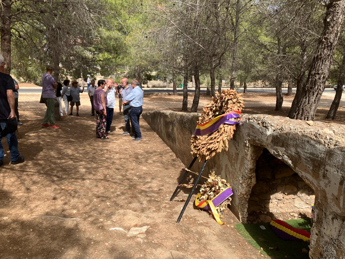 El secretario de Memoria Democrática del PSPV-PSOE de Quart de Poblet, Rafael Moral, asiste a la visita al paredón de Paterna de Manuel García Salgado, Secretario Federal de Memoria Democrática del PSOE, acompañado por Toñi Serna, Secretaria de Memoria Democrática del PSPV.