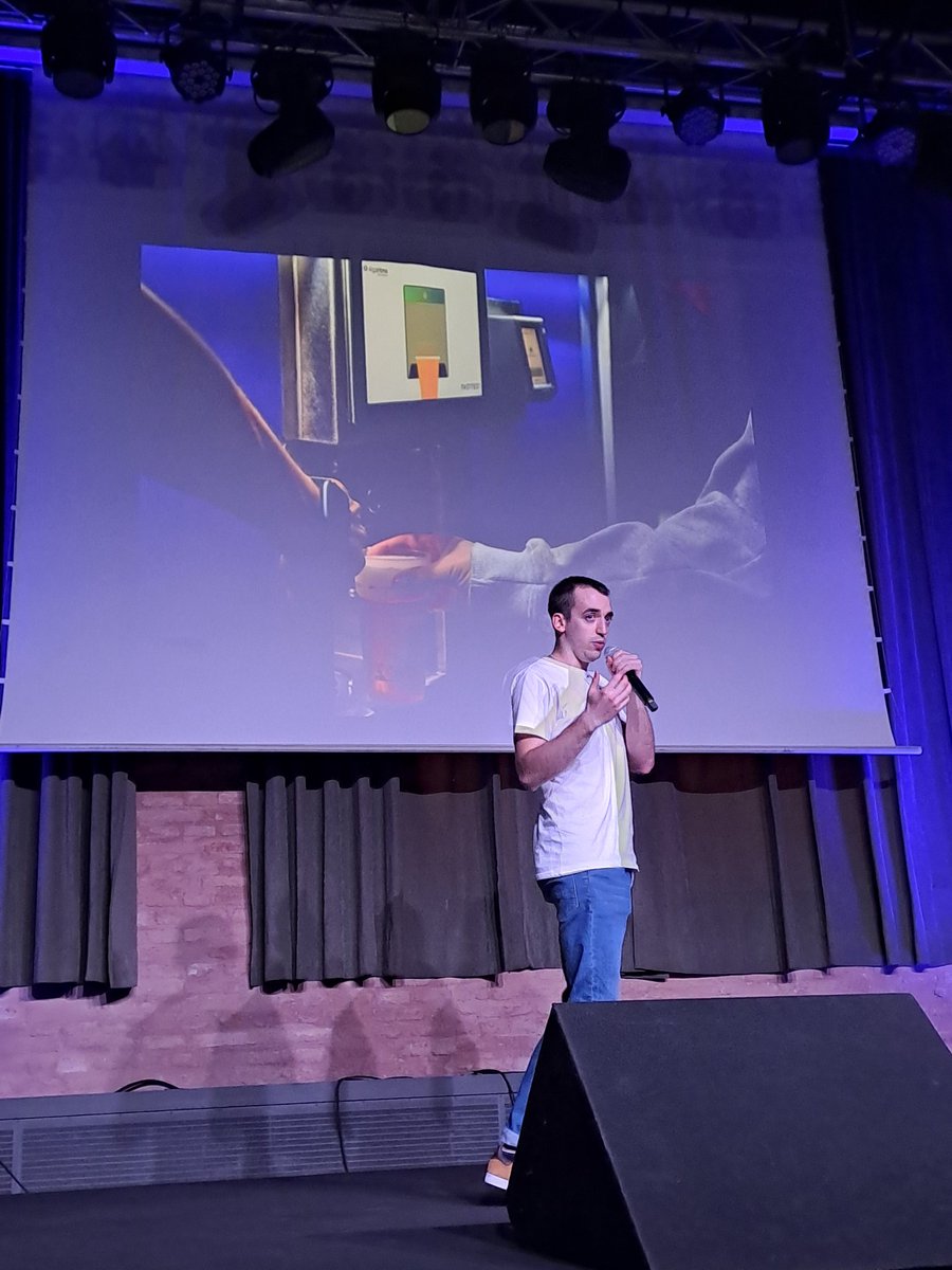 🎤 Arnau Camps, estudiant del màster universitari d'Innovació i Transformació Digital de la UOC presenta FASTFEST 

 🥤🤖 Un robot per optimitzar els processos de compra en barres de grans esdeveniments 

 #SpinUOC #HubbikUOC #entrepeneurship