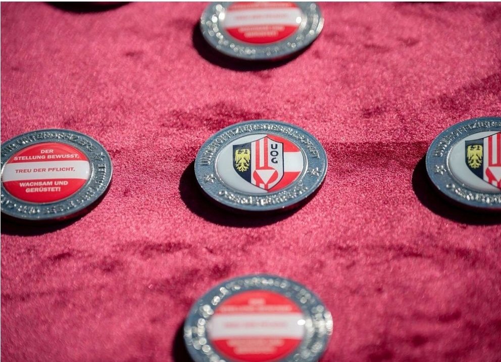 1968Ger's tweet image. Danke für die Coin der OÖ Unteroffiziersgesellschaft überreicht durch Präsident Vizeleutnant Fritz Steiner gestern beim Grillabend am Fliegerhorst Vogler.