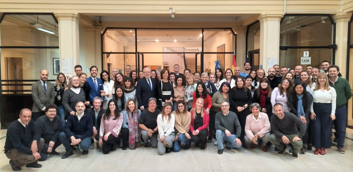 CGEspBuenosAires (@cgespbsaires) on Twitter photo El personal del <a href="/CGEspBsAires/">CGEspBuenosAires</a> agradece al Cónsul General <a href="/GarciaCasasF/">Fernando Garcia Casas</a> su admirable dedicación, visión y liderazgo en estos dos últimos años y le desea todos los éxitos en sus nuevas responsabilidades como Embajador de España en el Estado Plurinacional de Bolivia 🇧🇴
🇦🇷🤝🇪🇸 El personal del <a href="/CGEspBsAires/">CGEspBuenosAires</a> agradece al Cónsul General <a href="/GarciaCasasF/">Fernando Garcia Casas</a> su admirable dedicación, visión y liderazgo en estos dos últimos años y le desea todos los éxitos en sus nuevas responsabilidades como Embajador de España en el Estado Plurinacional de Bolivia 🇧🇴
🇦🇷🤝🇪🇸