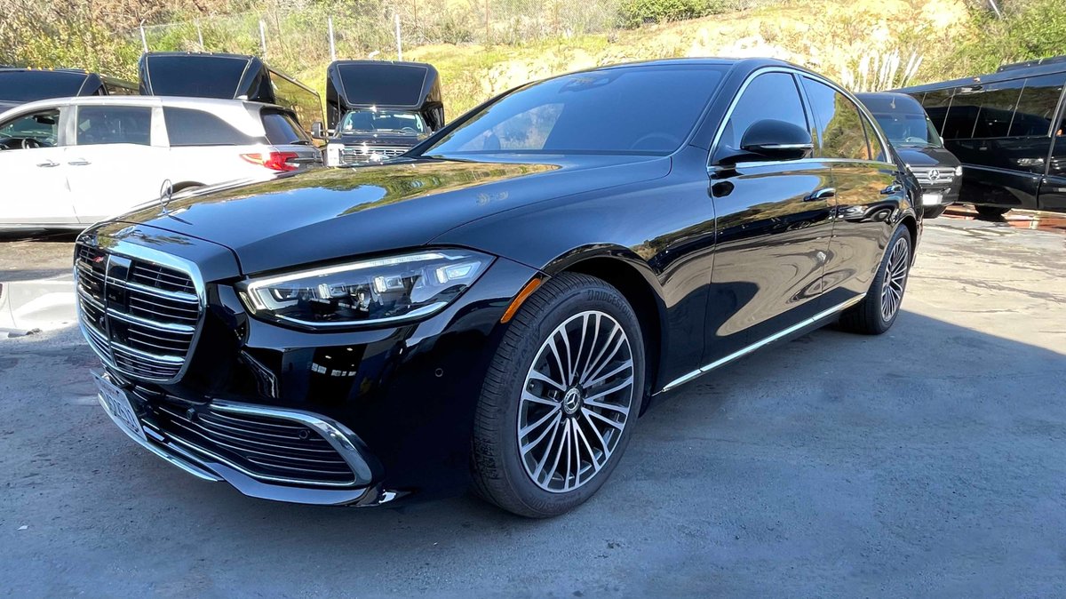 limosfvip's tweet image. 🏙️ Elevate your business meetings with our top-notch executive transport. 🚗📈 

Make a Reservation Today - zurl.co/47sh 

#CorporateTravel #LuxuryRide #FirstClassService #ProfessionalTransport #LimousineLove #TravelWithEase