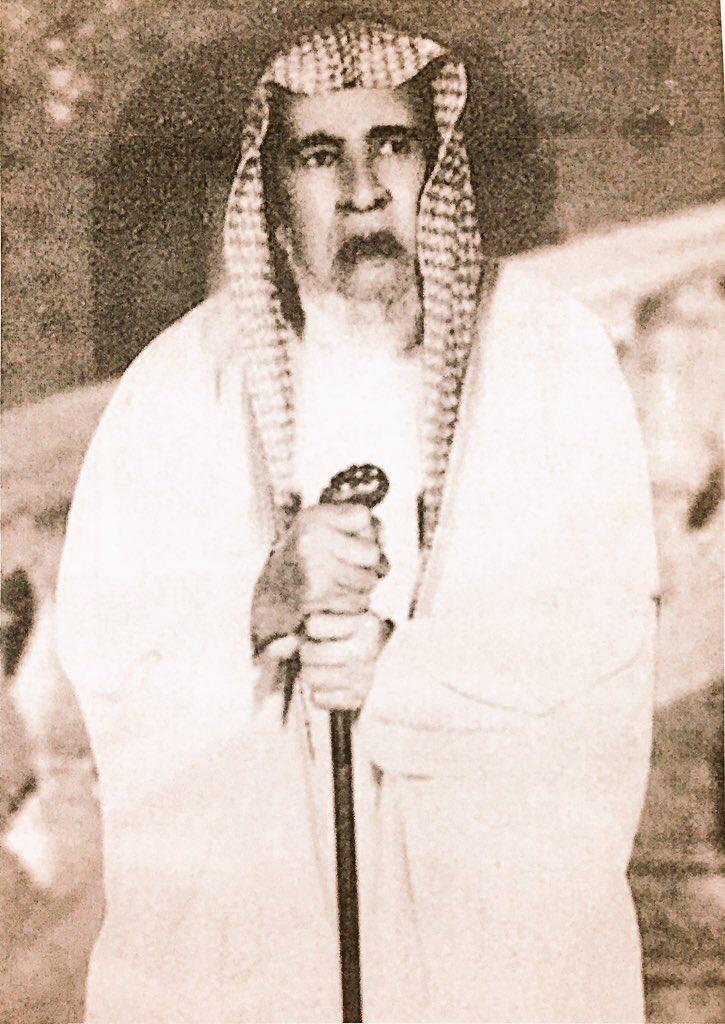 ALfalehaaa's tweet photo. 1. إذا ذُكِرَ "شيخ الظهيرة" تبَادرَ إلى الذهن الشيخ محمد بن عبد الرحمن الشويعر رحمه الله، و"الظهيرة" حيٌّ من أحياء مدينة الرياض التاريخية، حيث يقع ضمن سورها القديم المحيط بها، وقد أخذَ الحيُّ اسْمَه من موقعه الجغرافي، حيث يَتربّع على مرتفع صخري قريب من جامع الرياض الكبير (جامع الإمام تركي بن عبدالله حاليًّا)..

لقد كان الشيخُ محمدٌ رحمه الله علامةً بارزة في ذلك الحي ومَرْجِعًا لأهله في أمور دينهم ودنياهم، وحَلِّ مشكلاتهم، وإصلاح ذات بينهم..

 أَمَّ الشيخُ الناسَ في مسجد "الظهيرة" قرابة خمسين عامًا، وعُرِفَ المسجدُ باسْمِه رحمه الله (مسجد الشيخ محمد الشويعر) ولا يزال حتى الآن..

كان له رحمه الله حلقةٌ عِلْمية في مسجده، ويأتيه الطلاب ليدرسوا عليه القرآن الكريم، ويقرؤوا عليه بعض كتب العقيدة والفقه، وكان مُحتسِبًا في تدريسه، لا يأخذ أُجرة أو إعانة، بل يقوم بذلك تطوعًا وابتغاء الأجر والثواب..

مِن أعماله رحمه الله عَقْدُ الأنكحة احتسابًا، فضلًا عن إصلاحه بين الزوجيْن المختلفيْن، وكان يبذل قصارى جهده في ذلك حتى لا يقع الطلاق.. وله قصص كثيرة في إصلاح ذات البين..

خَصّصَ رحمه الله وقتًا لكتابة الوصايا، والمبايعات، والمواثيق، والصكوك، وذلك بعد صلاة العصر في مسجده... وفي بيته أيضًا كان يخصص بعض الوقت للكتابة: كمُبايعات المزارع، والبيوت، والأراضي وغيرها، ولا تزال كتابتُه المُوثَّّقة مُعتَرَفًا بها في كتابات العدل بمدينة الرياض إلى وقتنا الحاضر...
