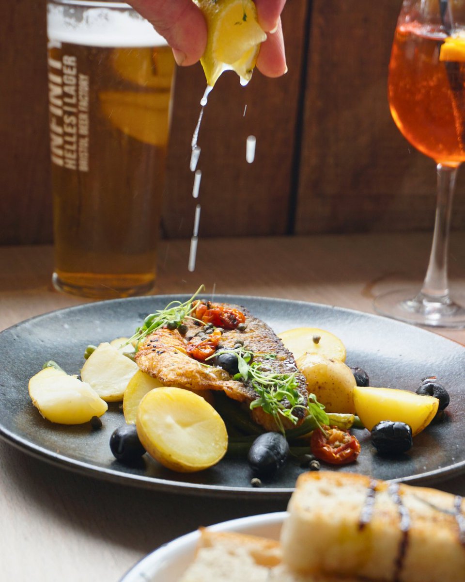 This dish is special 👉️ Panfried seabass ‘niçoise’ new potatoes, French beans, tomatoes, olives and capers 🐟️